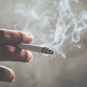 Photo d'une cigarette dans une main